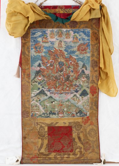 Damjen Garwa Nagpo, meados do século 19 (pigmentos minerais em algodão dimensionado, montagens de brocado Qing originais, capa de poeira original, borlas mongol e vareta com gorros) de Mongolian School