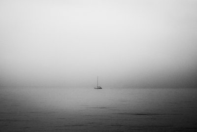 Barco à vela solitário no nevoeiro de Monika Zemojtel
