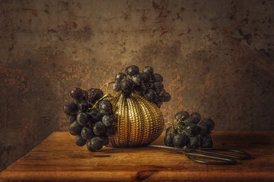Natureza morta dourada com uvas elegantes de Monique van Velzen