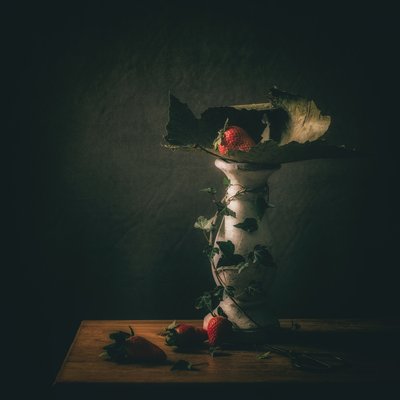 Pedestal «Moody Strawberry» de Monique van Velzen