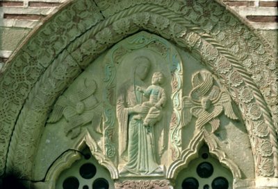 Madonna e Child, detalhe da janela da igreja, construída 1413-17 (pedra) de Morava School
