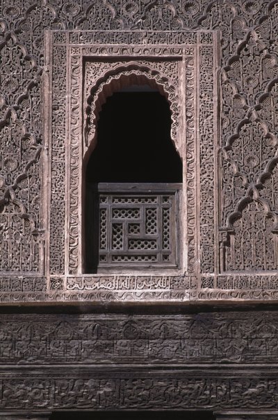 Vista de uma janela no pátio do Ali ben Youssef Medersa, construído pelos Saadians em 1565 (cedro e estuque) de Moroccan School