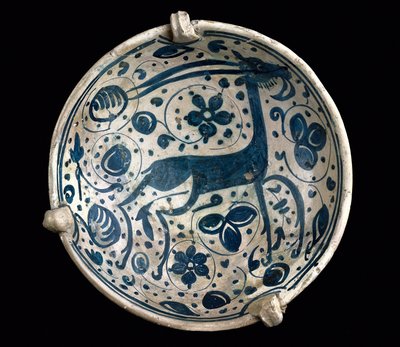 Arte mudejar: copo de cerâmica azul, decorado com um veado de Paterna, Manises (estilo hispano-mourisco). Barcelona do século XIV ou XV. Museu de Cerâmica de Barcelona, Espanha de Mudejar School