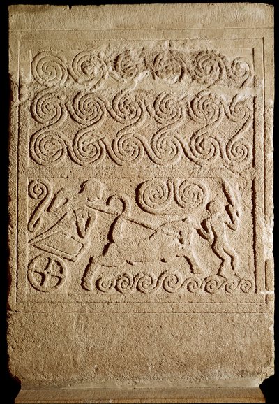 Arte micénica: estela funerária em calcário com representação de uma batalha de micenas. Século XVI a.C. Dim. 133 cm Athenes, Museu Nacional de Arqueologia. de Mycenaean