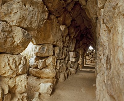 Arte micénica: passagem coberta da cidadela micénica, cidade de Tirynthe, por volta de 1200 AC. Grécia de Mycenaean