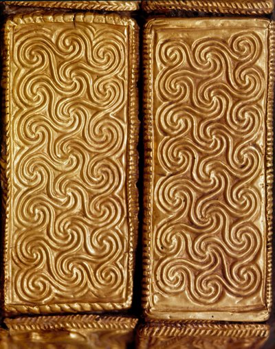Arte micénica: detalhe de um cassete de madeira coberto com folhas de ouro decorado com espirais do túmulo V, Mycenes. Século XVI a.C. Atenésio, Museu Nacional de Arqueologia de Mycenaean