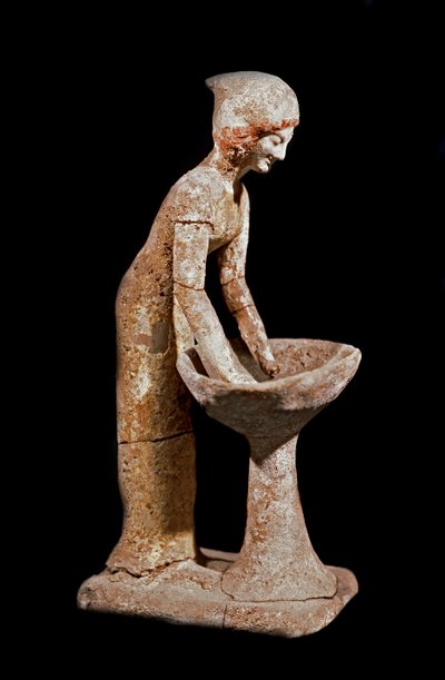 Arte micénica: figura de uma mulher a fazer o pico da farinha. Século XVI a.C. Estrasburgo, museu arqueológico de Mycenaean