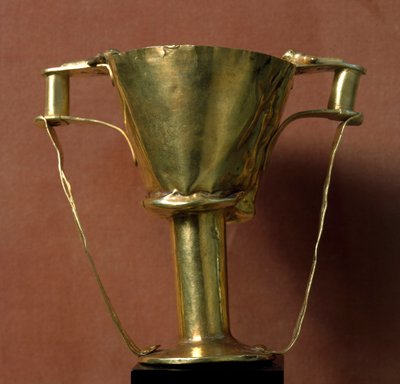 A arte micénica tem influências minóicas: cálice (ou copo) em ouro com cabo duplo chamado copo de Nestor. Século XVI a.C. Do túmulo IV de Micenas. Atenienses, Museu Nacional de Arqueologia de Mycenaean