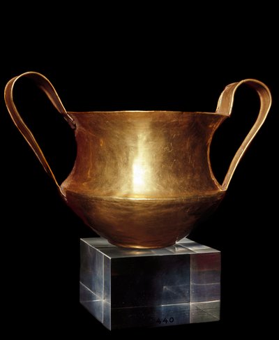 Arte micénica: canthara de ouro (ou kantharos) de um dos túmulos reais da necrópole de Micenas. Athenes, museu arqueológico nacional - Arte micénica: kantharos de ouro (copo com duas alças verticais altas) de um dos túmulos reais de Micenas. de Mycenaean Mycenaean