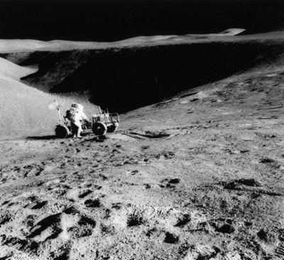 Astronauta David Scott b1932 na encosta do Hadley Delta durante Apollo 15, 1971. de NASA Images