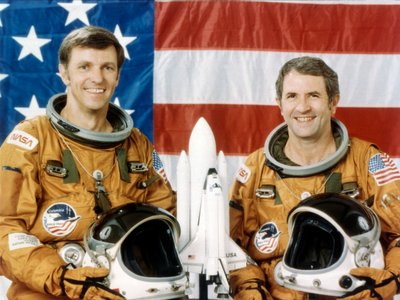 Astronautas Joe Engle e Richard Truly, segundo voo do ônibus espacial, novembro de 1981. de NASA Images