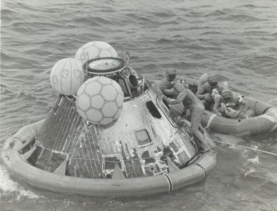 [Astronautas no bote salva-vidas após Apollo 11 Splashdown], 1969. de NASA Images
