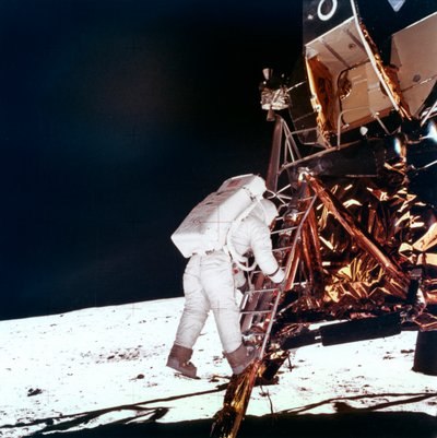 Edwin Buzz Aldrin desce os degraus da escada do Módulo Lunar para caminhar na Lua, 1969. de NASA Images