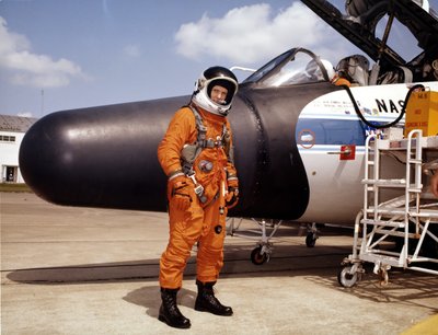 Astronauta da NASA com avião experimental, 1979. de NASA Images