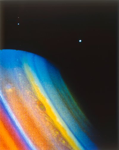 Saturno e sua lua Dione, vistos da espaçonave Voyager 2. de NASA Images