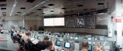 A Sala de Controle de Operações da Missão no Mission Control Center, Houston, Texas, EUA, 1971.ston, 1971. de NASA Images