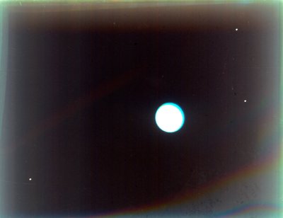 Urano com os satélites Miranda, Ariel e Umbriel, da Voyager 2, 24 de janeiro de 1986. de NASA Images