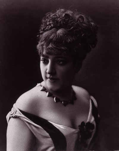 Retrato de uma mulher. Rosto de uma mulher vestindo um decote e um colar com pingentes em forma de coração de studio of Nadar