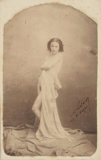 [Nu em pé drapeado], 1856-59. de Nadar