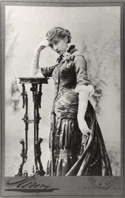 Retrato de Sarah Bernhardt (1844-1923) tirado nos Estados Unidos (foto a p/b) de Napoleon Sarony