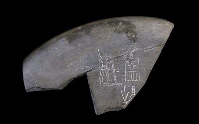 Fragmento da bacia de pedra inscrita, c.3285 aC (siltstone esculpida) de Naqada I Period Egyptian