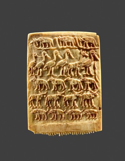 Penteado Decorado com Fileiras de Animais Selvagens, c.3200-3100 BC (marfim) de Naqada Period Egyptian