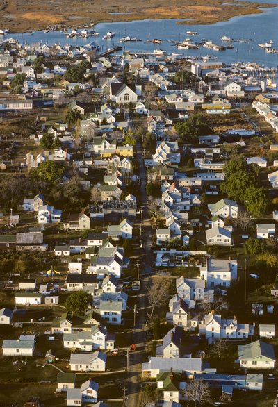 Fotografia aérea de casas ao longo da King Street, a espinha dorsal do povoamento da Ilha de Tânger... de Nathan Benn