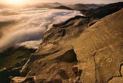Cimeira do Monte Sinai, também conhecida como Jabal Musa, ao nascer do sol de Nathan Benn