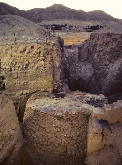 Trincheira no sítio arqueológico neolítico de Jericó de Nathan Benn