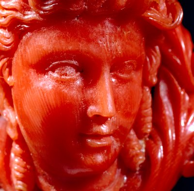 Pendente de uma cabeça clássica e anáfora em coral mediterrâneo e ouro (detalhe) de Neapolitan School