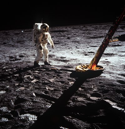 Buzz Aldrin pela perna do Módulo Lunar, missão Apollo II, julho de 1969. de Neil Armstrong