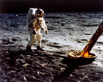 Buzz Aldrin pela perna do Módulo Lunar, missão Apollo II, julho de 1969. de Neil Armstrong