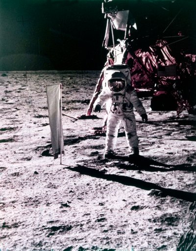 Buzz Aldrin implanta coletor de vento solar na superfície da Lua, missão Apollo 11, julho de 1969. de Neil Armstrong