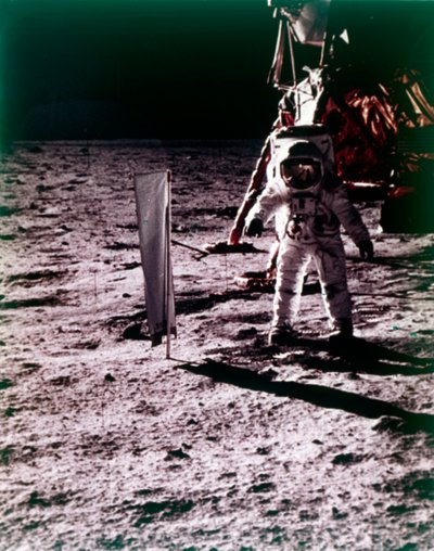 Buzz Aldrin implanta coletor de vento solar na superfície da Lua, missão Apollo 11, julho de 1969. de Neil Armstrong