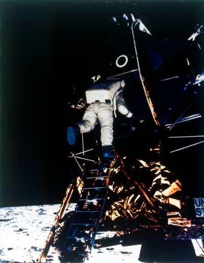 Buzz Aldrin desce do Módulo Lunar, missão Apollo II, julho de 1969. de Neil Armstrong