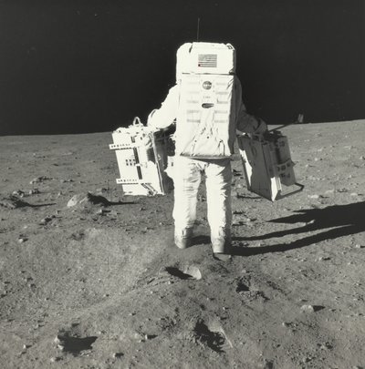Buzz Aldrin na Lua com Componentes do Pacote de Experimentos Científicos da Apollo, 1969. de Neil Armstrong