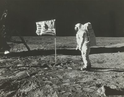 Buzz Aldrin na Lua com a bandeira americana, 1969. de Neil Armstrong