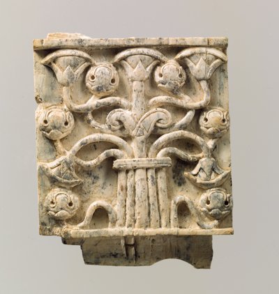 Placa de móveis esculpida em relevo com árvore estilizada, século 8 a 7 a.C. (marfim) de Neo Assyrian