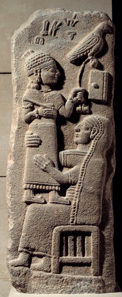 Baixo relevo basáltico retratando o escriba Tarhunpiyas nos joelhos da mãe, segurando a escritura e um falcão de caça. Fim do século VIII a.C. De Marash, Anatólia. Era Neo-hittita (1050-800 a.C.) Dim. 0,75x0,28 m. Paris, Museu do Louvre. de Neo Hittite Neo Hittite