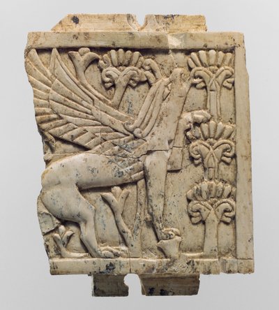Placa de móveis esculpida em relevo com um grifo em uma paisagem floral, séculos 9 a 8 a.C. (marfim) de Neo Assyrian