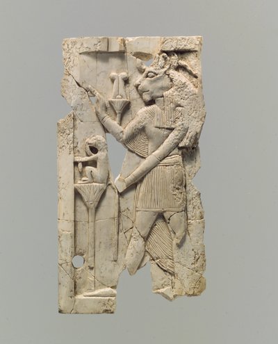 Placa de móveis esculpida em relevo com figura com cabeça de leão, c. 8 a 7 do século AC (marfim) de Neo Assyrian