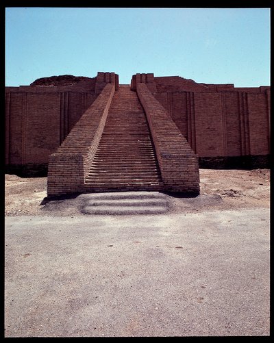 Vista da escadaria do zigurat reconstruído, 2050 a.C. de Neo Sumerian