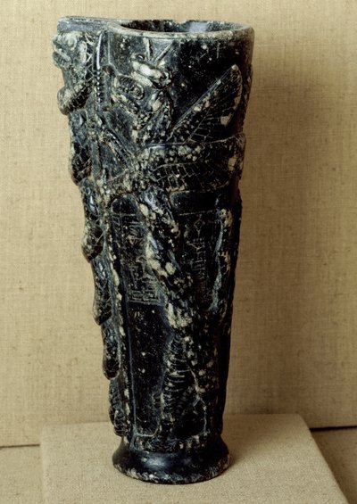 Civilização Suméria: vaso de libação esteatita do Príncipe Gudea (2141-2122 AC). É decorado com dragões e cobras. Dim. 23 cm Paris, Musee du Louvre de Neo Sumerian Neo Sumerian