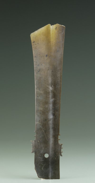 Formão bifurcado (zhang), Cultura Qijia, c.2500-2000 aC (jade) de Neolithic Period Chinese School
