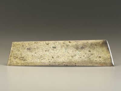 Formão bifurcado (zhang), Cultura Qijia, c.2500-2000 aC (jade) de Neolithic Period Chinese School