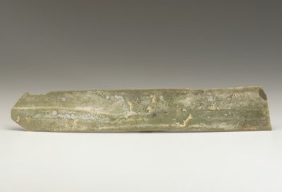 Faca de colheita (hu), Cultura Qijia, c.2500-2000 aC (jade) de Neolithic Period Chinese School