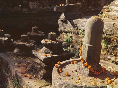 Shiva lingams no templo de Pashupatinah de Nepalese School