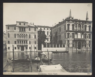 Exterior de um palazzo em Veneza
Veneza - Palazzo Tiepolo (título sobre o objecto) de Neue Photographische Gesellschaft