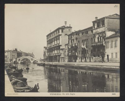 Vista de um canal em Veneza
Veneza - Rio delle Guglie (título sobre o objecto) de Neue Photographische Gesellschaft