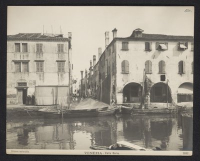 Vista de uma rua em Veneza Veneza - Calle Doria (título no objeto) de Neue Photographische Gesellschaft